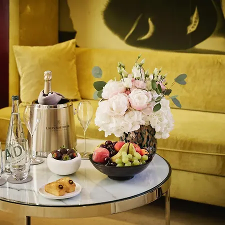 Mandarin Oriental, Hotel