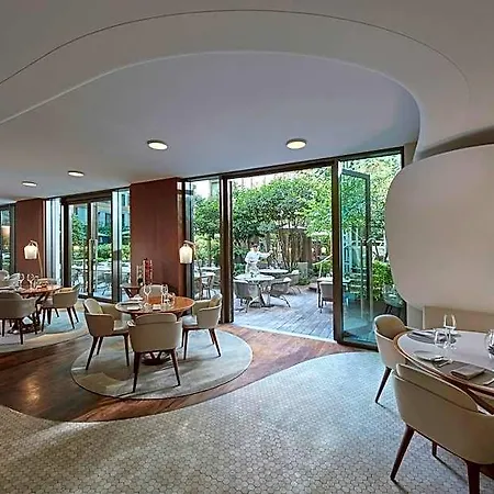 Mandarin Oriental, Hotel