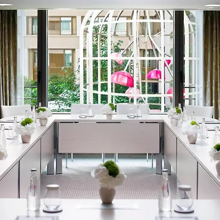 Mandarin Oriental, Hotel
